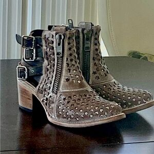 Freebird Dahlia stars& moon boots